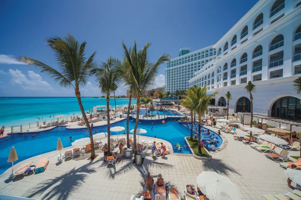 Hotel Riu Cancun 泳池与海滨景观